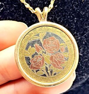 Amway Tritone Damascene Round Rose Pendant Necklace Vintage Jewelry 22in